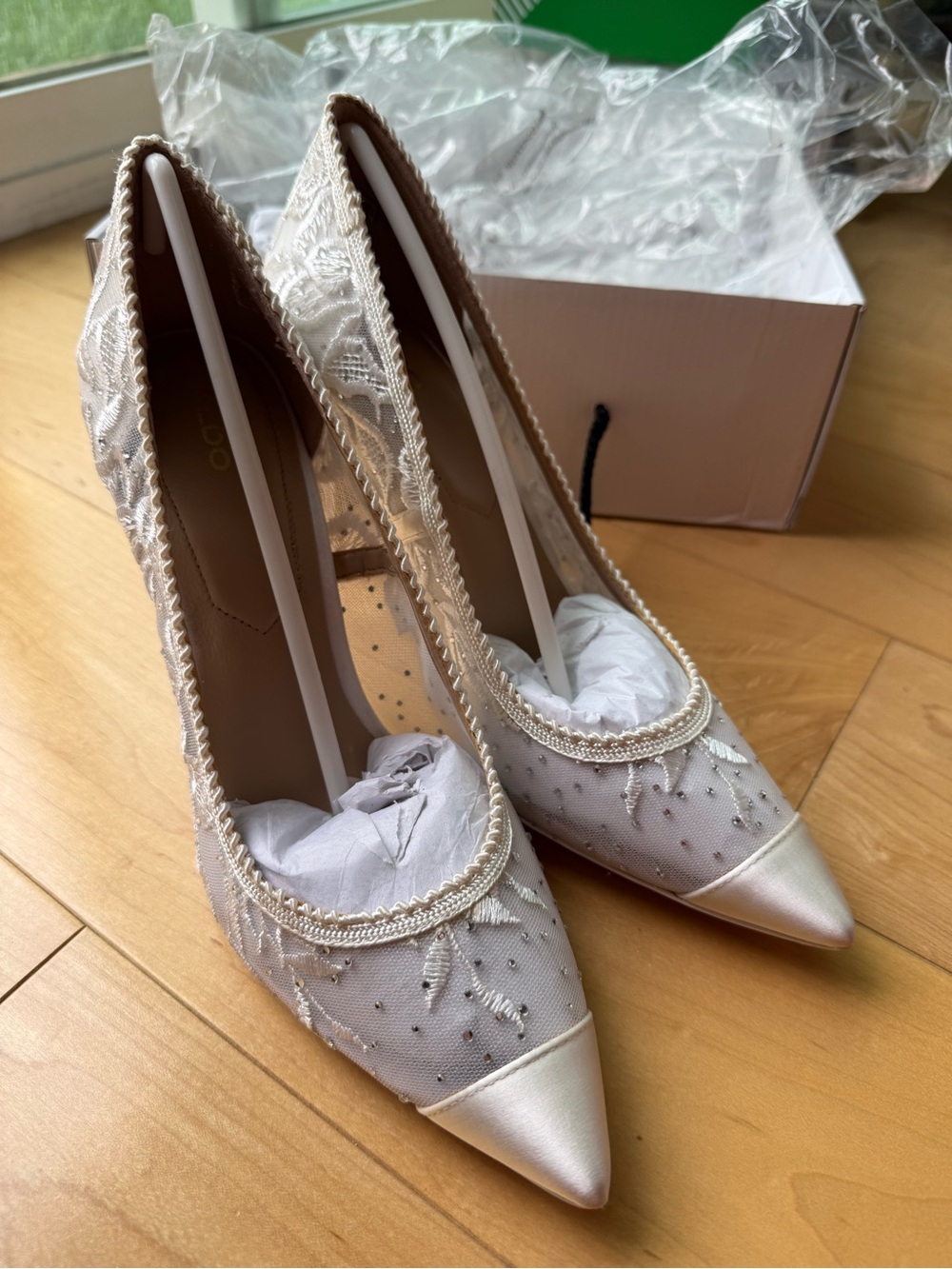 Wedding shoes: Elegant Women's Pointed Mesh Pumps in Ivory Size 9
